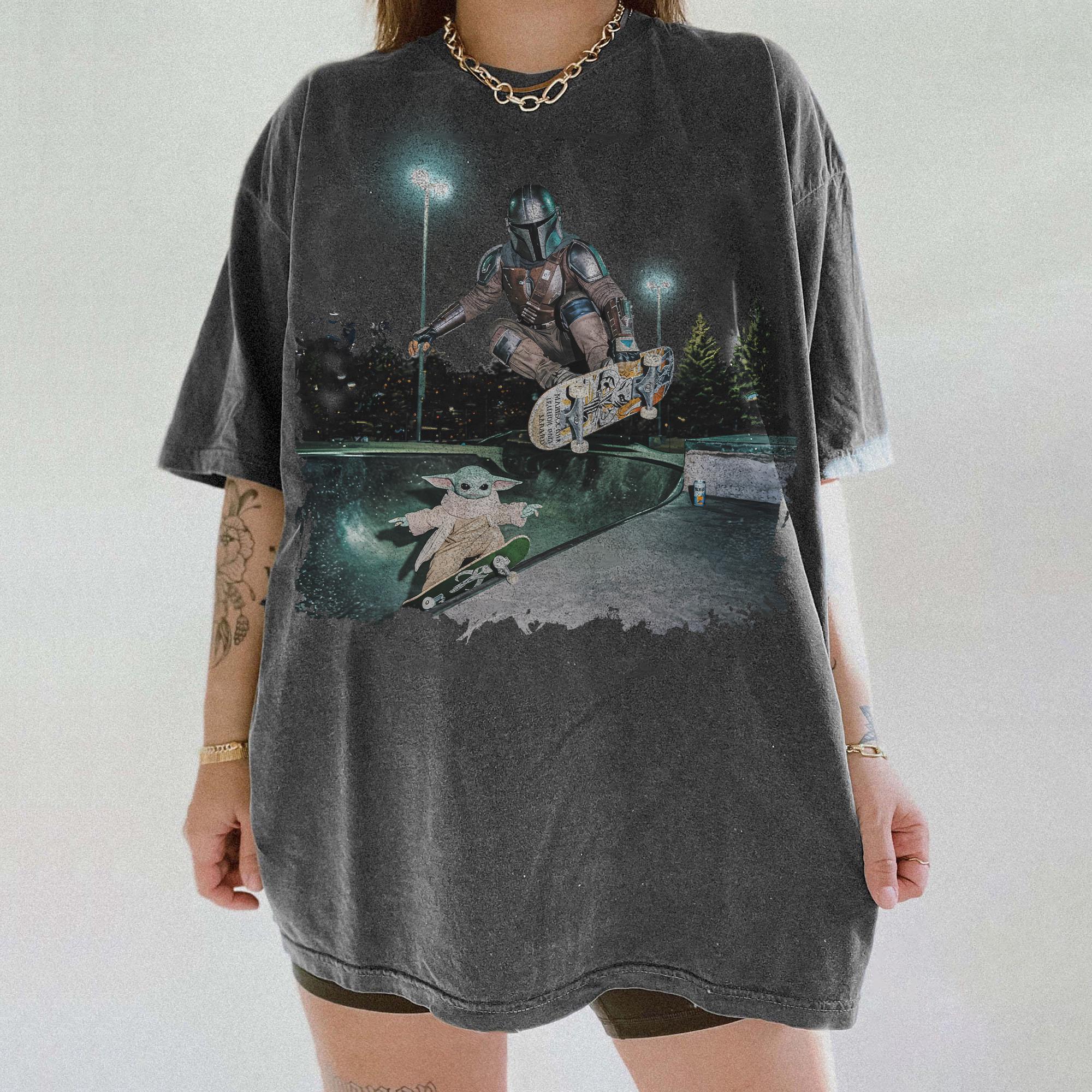Vintage Star Wars Skateboarding Mando Baby Yoda Gildan Tee Disney Meme Hip Hop Trip Star Wars Gif (3)