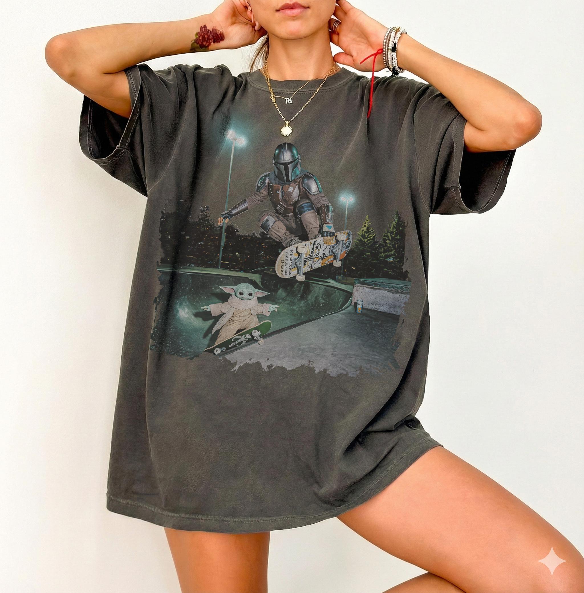 Vintage Star Wars Skateboarding Mando Baby Yoda Gildan Tee Disney Meme Hip Hop Trip Star Wars Gif (2)