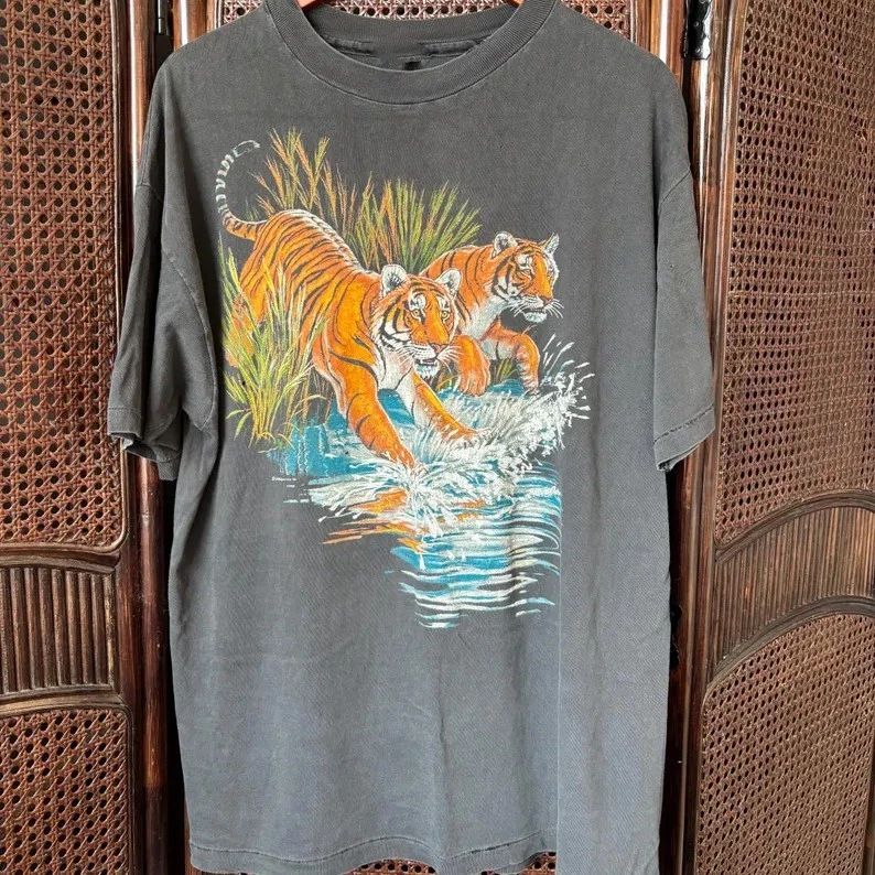 Vintage 90s Tiger Graphic T-Shirt Sweatshirt Hoodie Retro Style