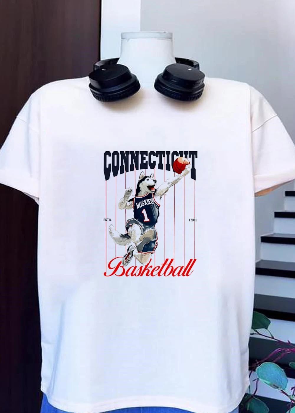 UConn Huskies Basketball Player Dunking Jersey shirt
