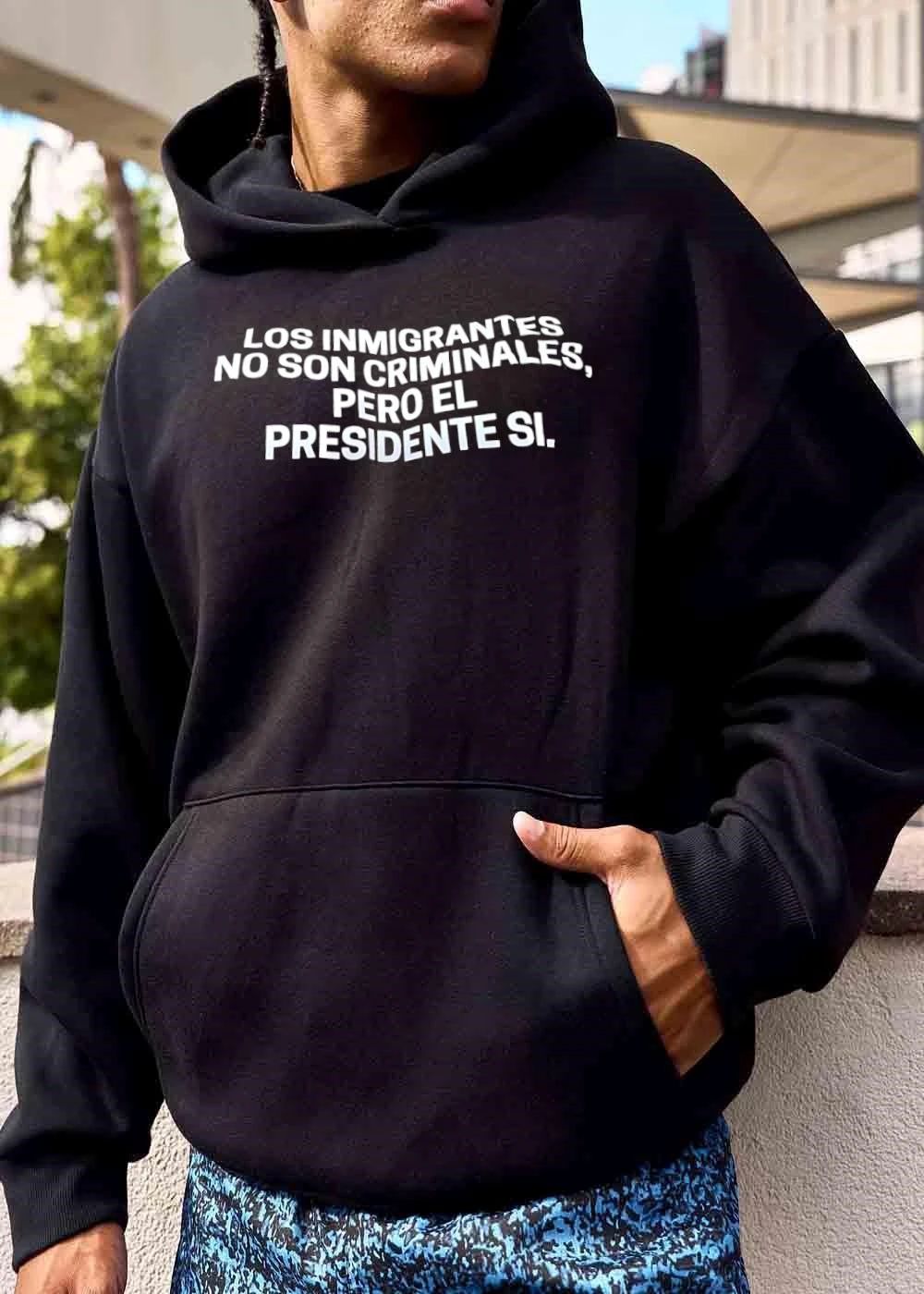 Los Inmigrantes No Son Criminales Pero El Presidente Si White Curved Typography Text shirt