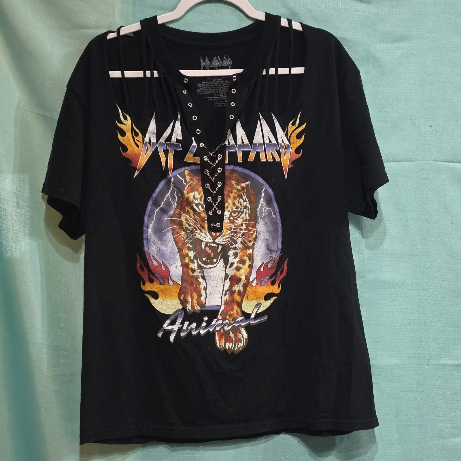 Def Leppard Animal V-Neck Black T-shirt  1/2 Chain Lace Up L Distressed