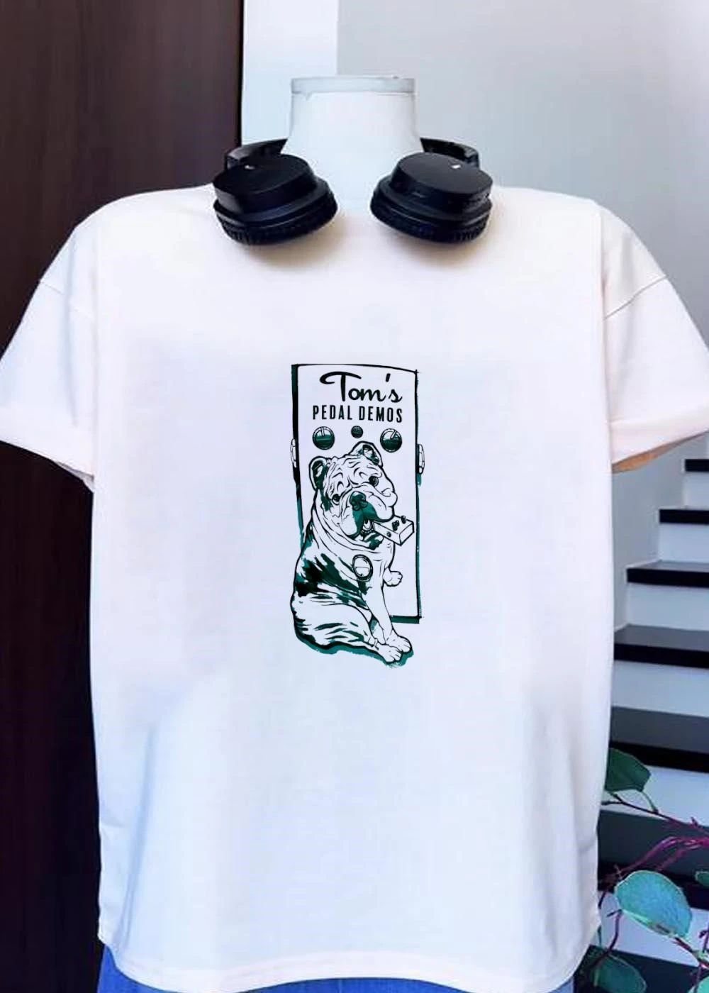 Tom’s Pedal Demos Bulldog Holding Guitar Effects Pedal Shirt