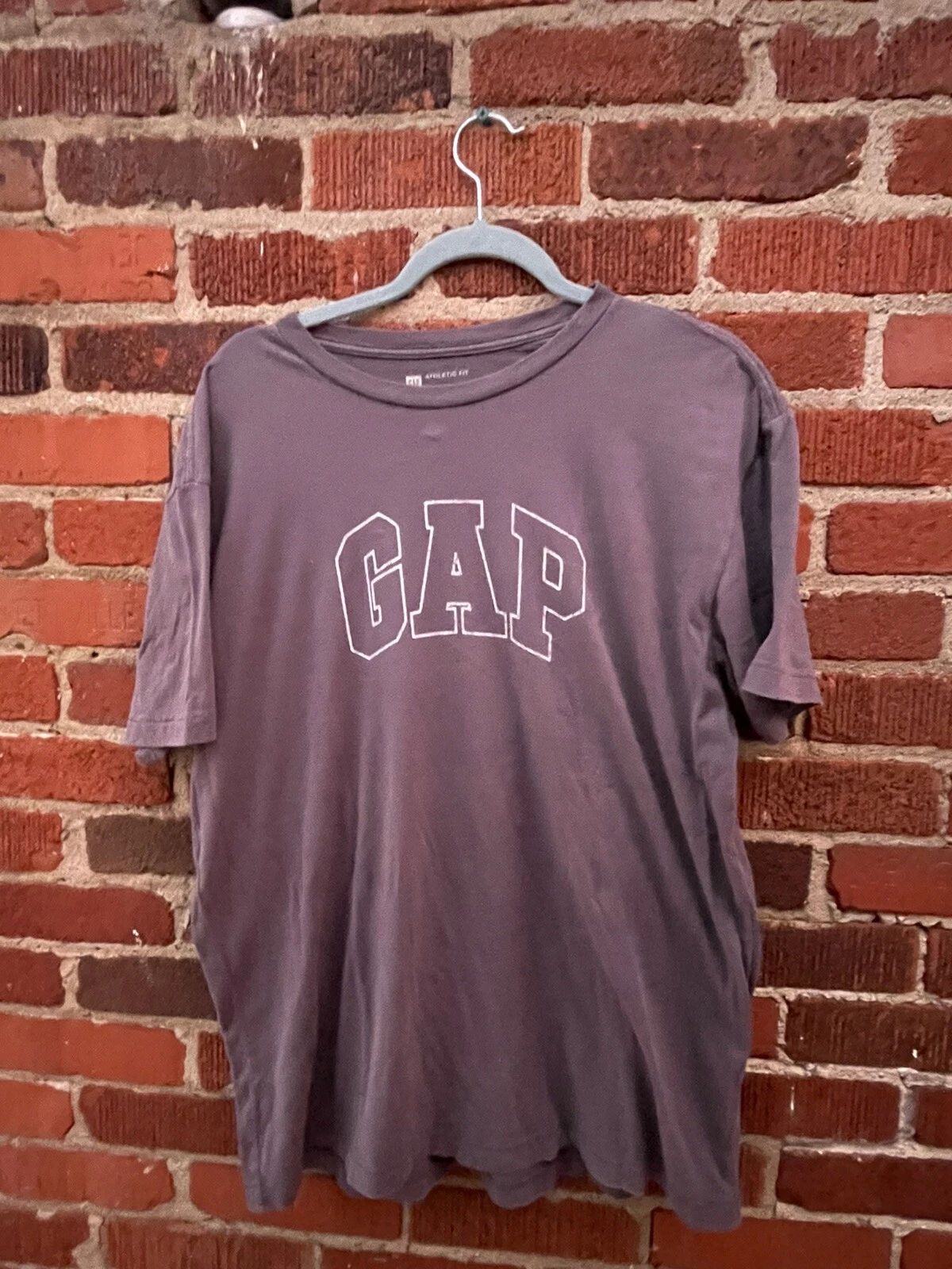 GAP y2k simple dark gray arch logo T Shirt