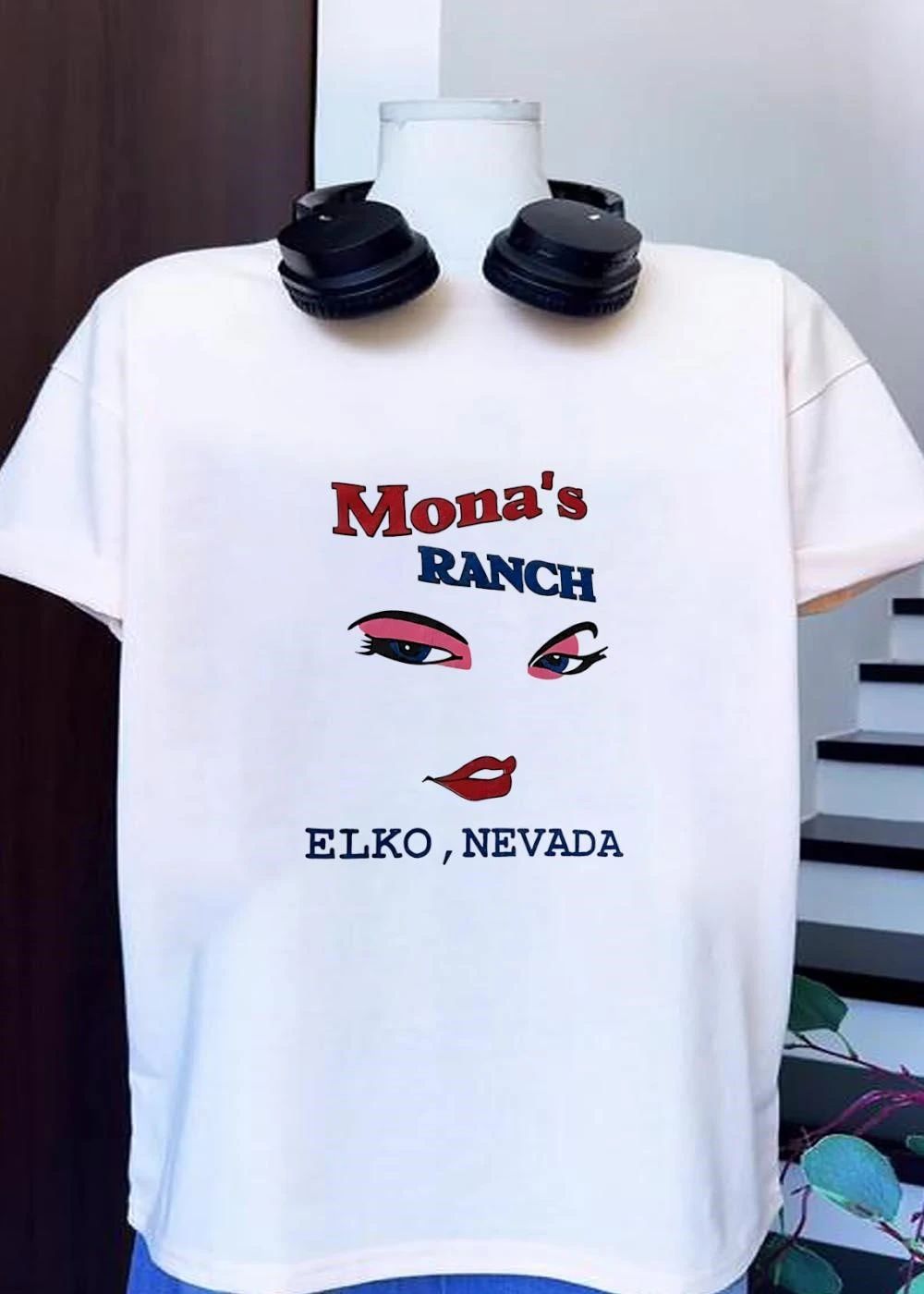 Mona’s Ranch Elko Nevada Eyes Lips Vintage Style Graphic T-Shirt