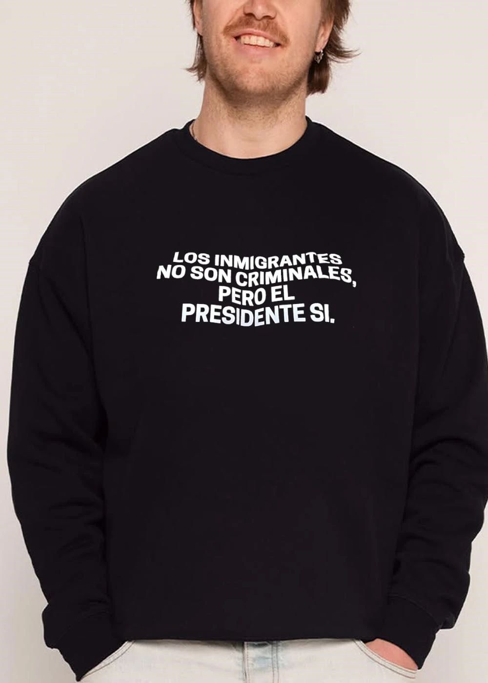 Los Inmigrantes No Son Criminales Pero El Presidente Si White Curved Typography Text shirt